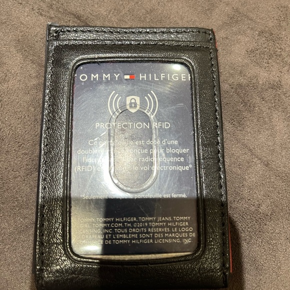 Tommy hilfiger Purse for males. Never used. Got as a gift. - Picture 3 of 5